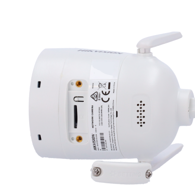 Câmara de rede Hikvision branca com antenas duplas e etiqueta técnica