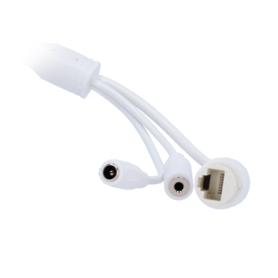 Cabos brancos com conectores variados, incluindo jack e RJ45