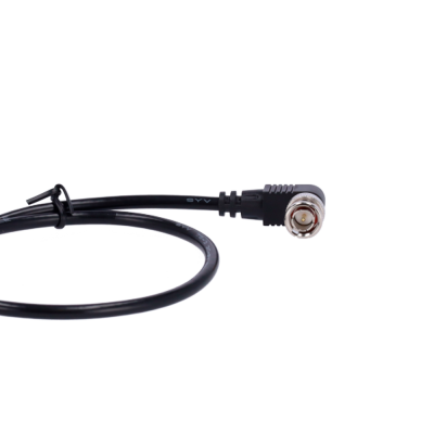 Cabo coaxial preto com conector BNC metálico em ângulo