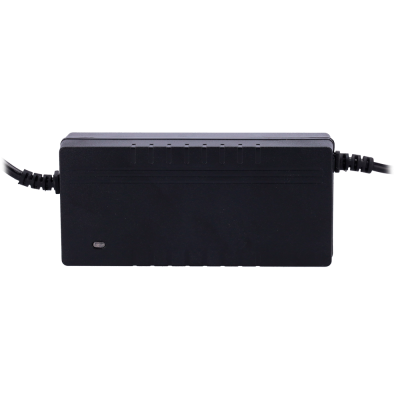 Adaptador de energia preto retangular com fios em ambas as extremidades