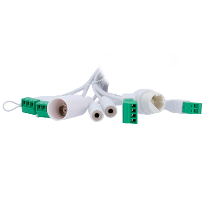 Cabos brancos com conectores verdes e brancos sobre superfície branca