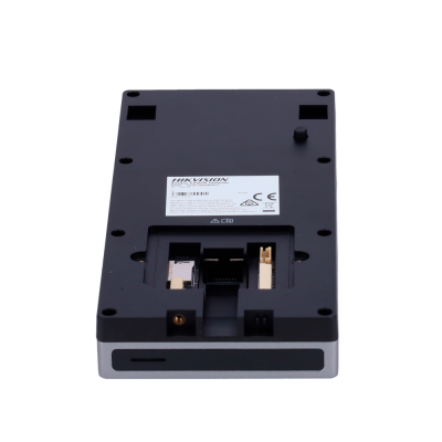 Dispositivo eletrônico preto com etiqueta branca e múltiplas portas