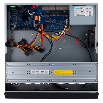 Interior de equipamento eletrónico com placa, cabos coloridos, fonte de alimentação DELTA e ventilador