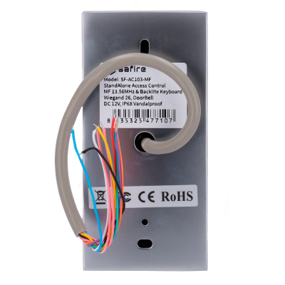 Dispositivo de controlo de acesso Safire visto de trás com cabos expostos e etiqueta técnica
