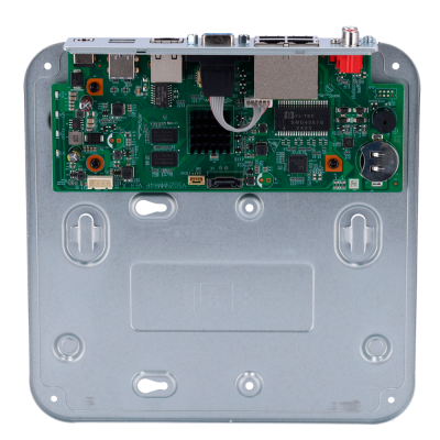 Painel circuito impresso com componentes eletrónicos numa estrutura metálica cinzenta