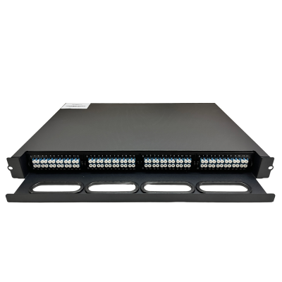 Equipamento de rack preto com portas de fibra óptica numeradas