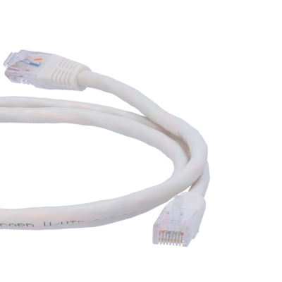 Cabo de rede Ethernet branco com conectores RJ45 transparentes.
