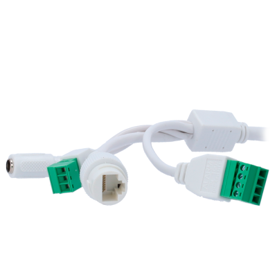 Cabo branco com conectores verdes e brancos para ligação de equipamentos eletrónicos.