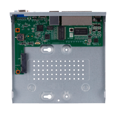 Placa eletrónica verde com componentes num suporte metálico cinza