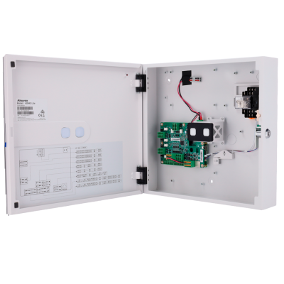 Computador eletrónico branco aberto com placa de circuito verde e etiquetas visíveis.