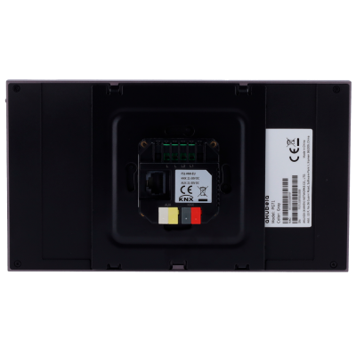 Painel electrónico preto com conector e etiquetas brancas com texto e códigos