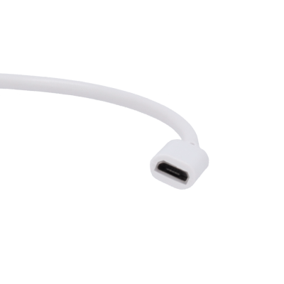 Cabo branco com conector micro USB sobre fundo branco