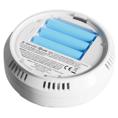 Detector de fumo branco com baterias azuis e etiqueta técnica