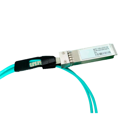Módulo transceptor de rede óptica com cabo azul e etiqueta com texto