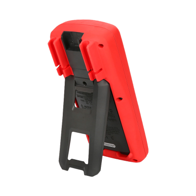 Dispositivo eletrônico portátil com capa vermelha e suporte preto.