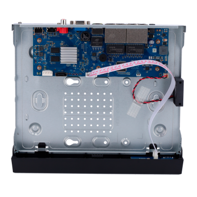 Interior de dispositivo eletrônico com placa azul e componentes