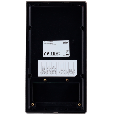 Vista traseira de caixa eletrónica preta com etiquetas e tabela de números