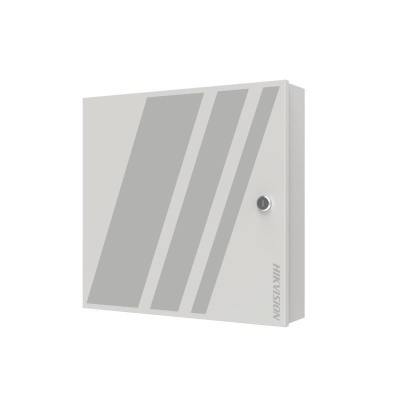 Caixa metálica cinzenta com faixas diagonais e fechadura