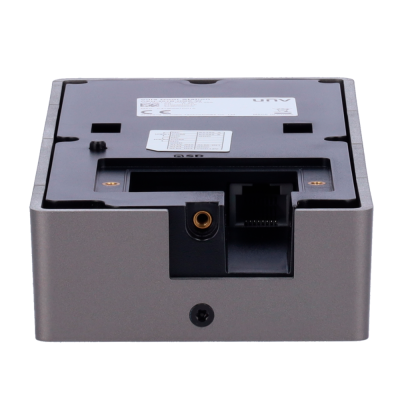 Dispositivo eletrônico cinza com conexões e etiquetas visíveis