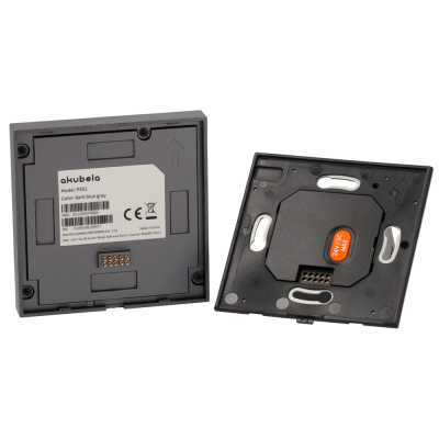 Painéis eletrónicos quadrados cinzento escuro com etiquetas e conexões elétricas.