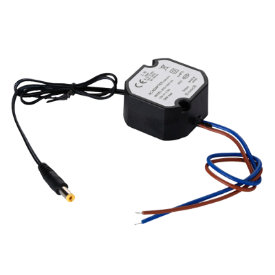 Transformador AC preto com etiquetas e cabos desencapados e conectores em fundo branco