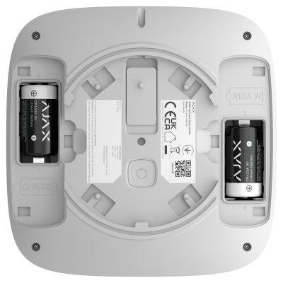 Base de dispositivo eletrônico branco com compartimentos para pilhas AJAX e etiquetas técnicas