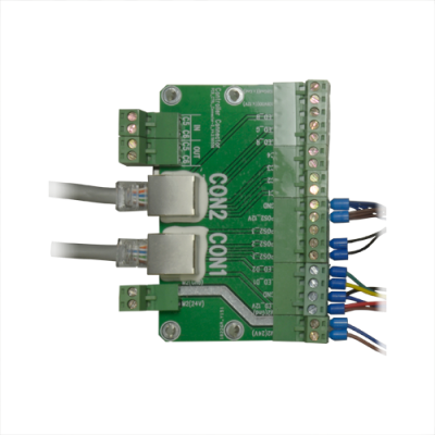 Placa eletrónica verde com conectores RJ45 e terminais de fios coloridos numa caixa metálica cinzenta