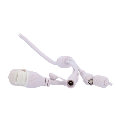 Cabos elétricos brancos com conectores variados sobre fundo branco