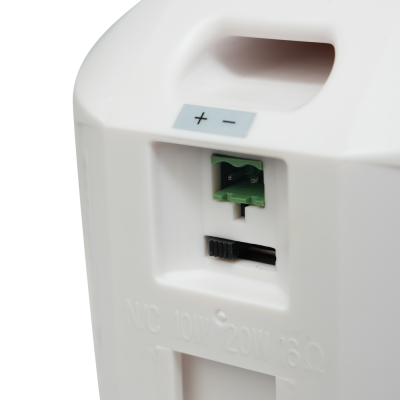 Dispositivo eletrónico branco com conector e símbolos de polaridade.