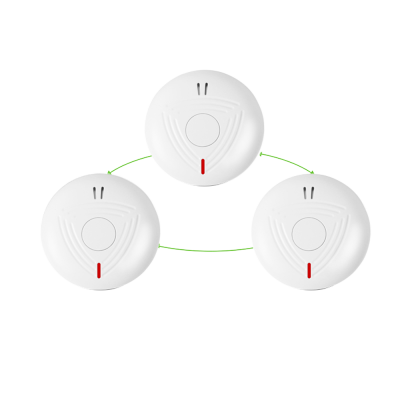 Sensores de alarme de fumo brancos redondos conectados entre si