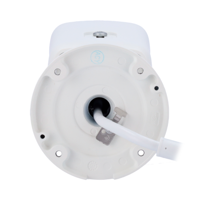 Vista inferior de uma câmara de segurança branca com cabo e parafusos