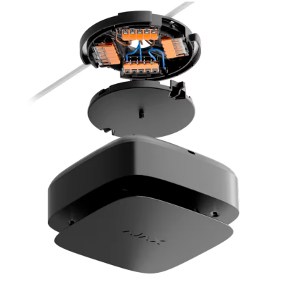 Dispositivo eletrônico preto em três partes com componentes internos visíveis e inscrição AJAX