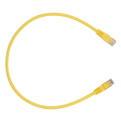 Cabo Ethernet amarelo com conectores RJ45 transparentes sobre caixa de cartão.