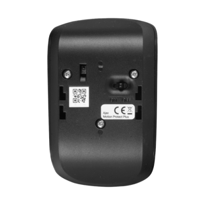 Parte traseira preta de dispositivo Ajax Motion Protect Plus com interruptor e código QR