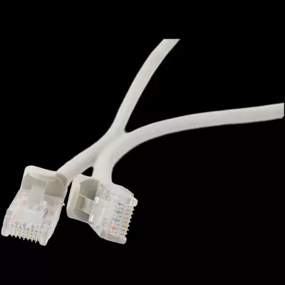 Cabo de rede branco com conectores RJ45 transparentes
