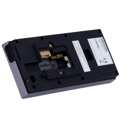 Dispositivo HIKVISION preto com etiquetas brancas e conetores visíveis sobre superfície branca