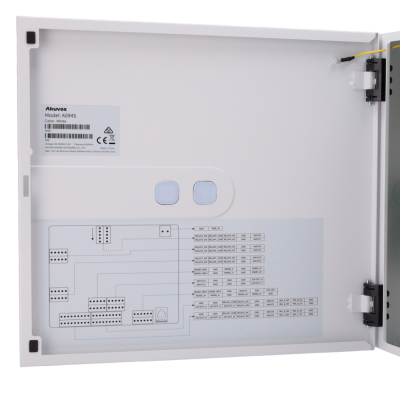 Painel técnico branco de metal aberto com etiquetas e diagramas de conexões internas