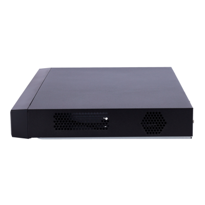 Equipamento de servidor ou rede preto com ventoinhas laterais em fundo branco