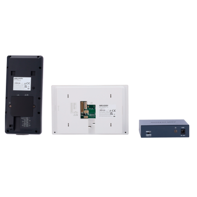 Três dispositivos eletrónicos vistos de trás em fundo branco