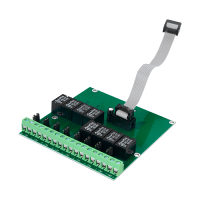 Placa eletrónica verde com relés pretos e cabo flat cinzento