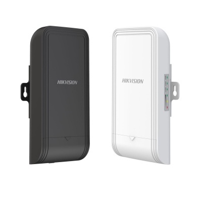 Dois dispositivos Hikvision preto e branco com indicadores LED montados em suportes.