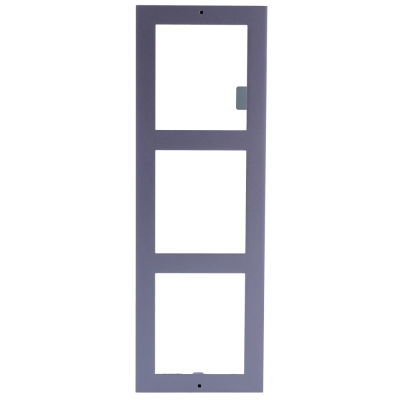 Estrutura metálica cinzenta com três janelas retangulares vazias