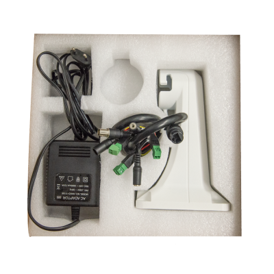 Conjunto de acessórios eletrónicos embalados em espuma branca dentro de caixa de cartão