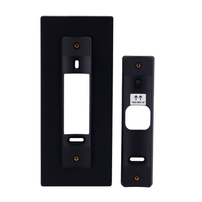 Suportes retangulares pretos com recortes e etiqueta THIS WAY UP