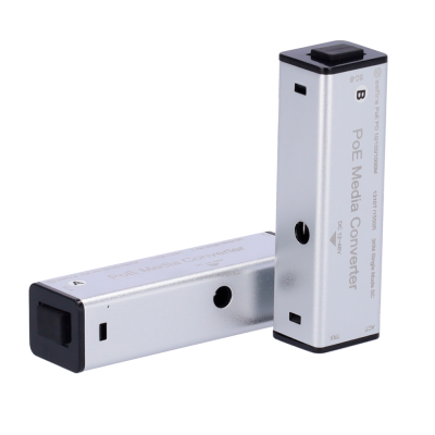 Dois conversores de média PoE prateados com tampas pretas e texto impresso