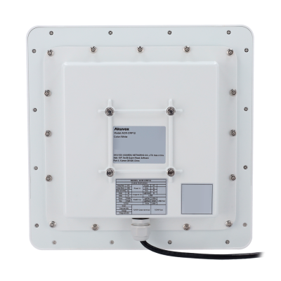 Painel metálico branco quadrado com etiquetas e cabo preto