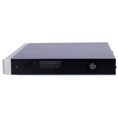 Equipamento eletrônico preto com grelha de ventilação e ventilador visível