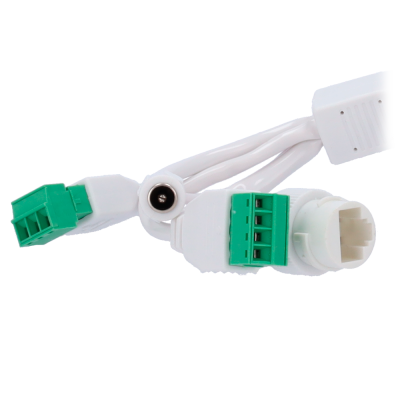 Cabo com conectores verdes e brancos sobre fundo branco