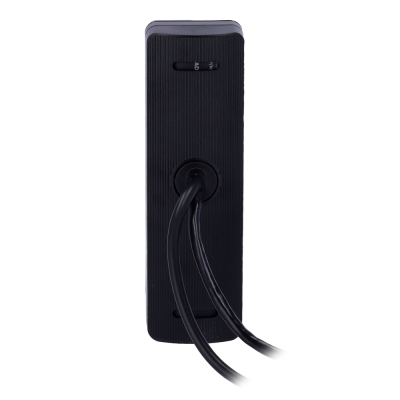 Parte traseira de dispositivo eletrónico preto com dois cabos e texto AD