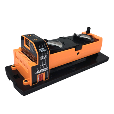 dispositivo eletrónico industrial laranja e preto com níveis de bolha e conexões elétricas